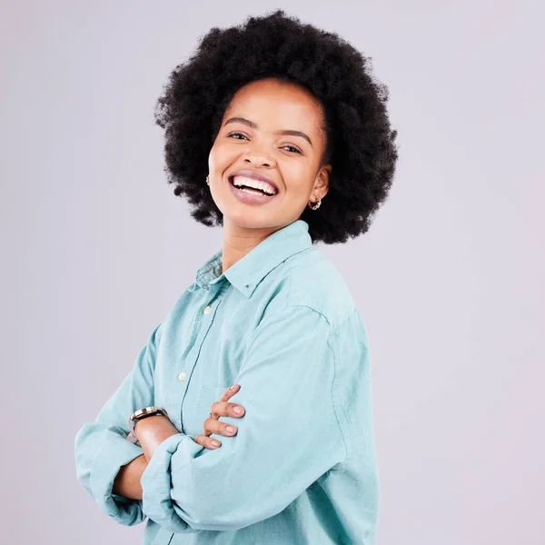 Braços Cruzados Riso Retrato Mulher Negra Estúdio Para Confiança Positivo — Fotografia de Stock
