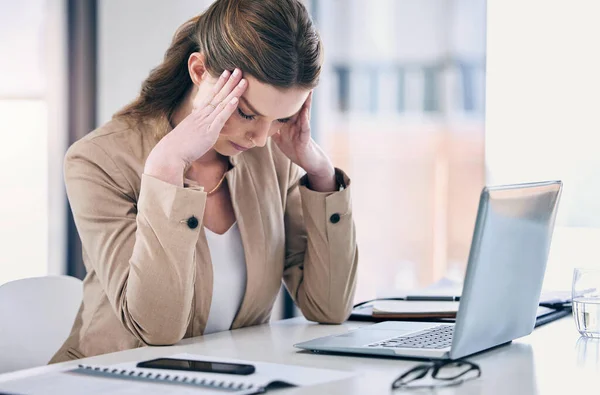 Mam Tym Zrobić Młoda Bizneswoman Wyglądająca Zestresowaną Podczas Pracy Komputerze — Zdjęcie stockowe
