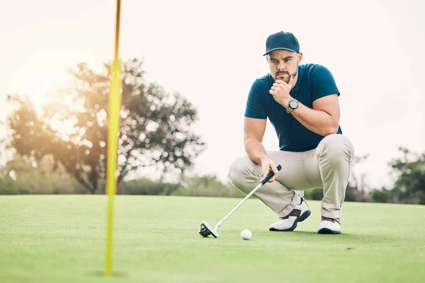 Denken Sport Und Loch Mit Dem Mann Auf Dem Golfplatz — Stockfoto