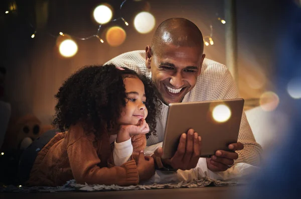 Nacht Tablet Ontspannen Met Vader Dochter Deken Tent Voor Verbinding — Stockfoto