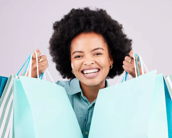 采购购物袋 零售肖像和快乐的黑人妇女与奢侈品 设计时尚交易或商场礼物 商业市场 折扣礼品和工作室客户面对灰色背景 — 图库照片