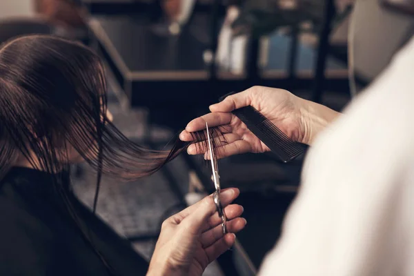 Kobieta Która Obcina Włosy Odmieni Swoje Życie Fryzjer Obcinający Włosy — Zdjęcie stockowe