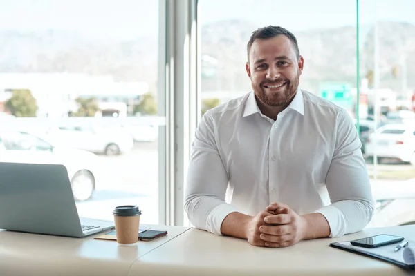 Today Beautiful Day Sell Car Used Car Salesman His Office — Stock Photo, Image