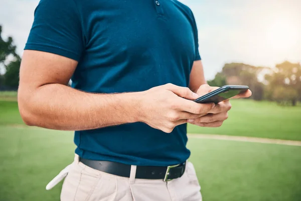 手和电话在高尔夫球场上的交流 用于体育 社交媒体或户外社交网络 男子在智能手机应用程序上聊天或发短信 用于高尔夫研究或浏览 — 图库照片