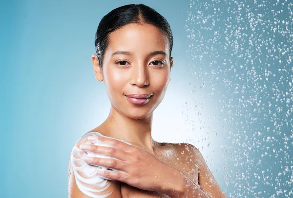 Denna Tvål Gör Min Hud Mjuk Attraktiv Ung Kvinna Med — Stockfoto