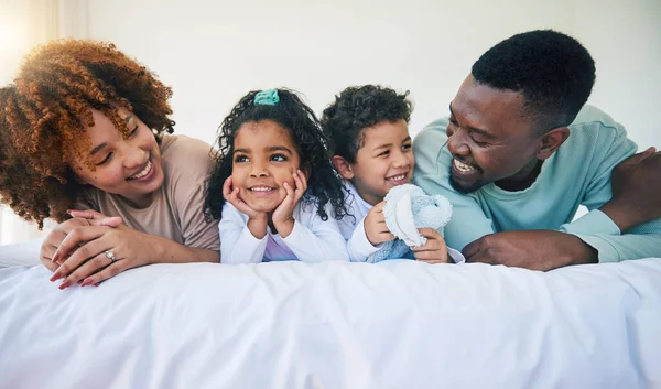 Família Felicidade Pais Com Filhos Amor Relaxar Casa Passar Tempo — Fotografia de Stock