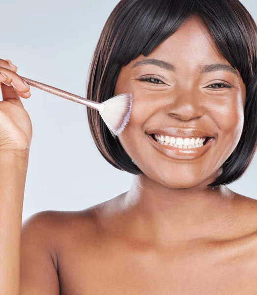 Makeup Brush Studio Shot Attractive Young Woman Using Makeup Brush — Stock Photo, Image