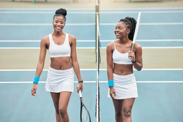 Безтурботні Молоді Дівчата Розмовляють Після Тенісного Матчу Два Професійних Спортсмени — стокове фото