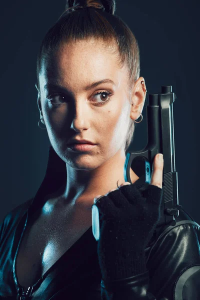 Mulher Guerreiro Arma Estúdio Com Rosto Sério Para Ação Luta — Fotografia de Stock