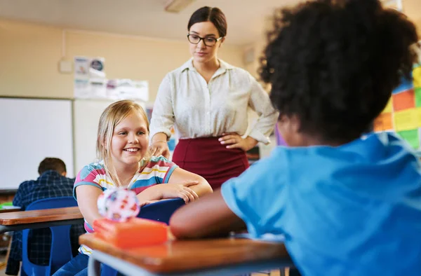 Bitte Kein Gerede Meiner Klasse Eine Junge Attraktive Lehrerin Diszipliniert — Stockfoto