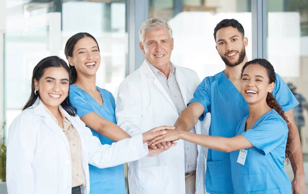 あなたの人生を向上させるために懸命に働く 医療スタッフのチームが手を重ね — ストック写真