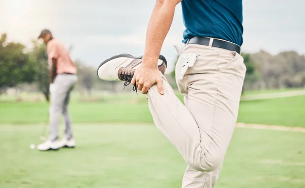 高尔夫球 运动和男子伸展腿 准备比赛 练习和训练 职业高尔夫球手 健身和男性运动员为运动 活动和高尔夫娱乐活动进行热身 — 图库照片