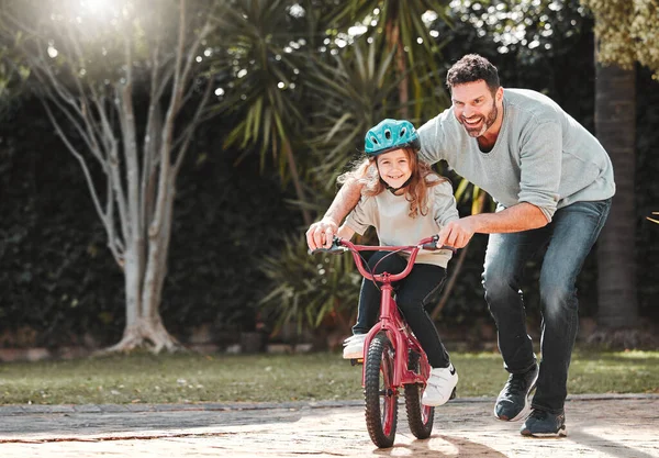お父さん もう行かないで 自転車に乗って娘を助ける男が — ストック写真