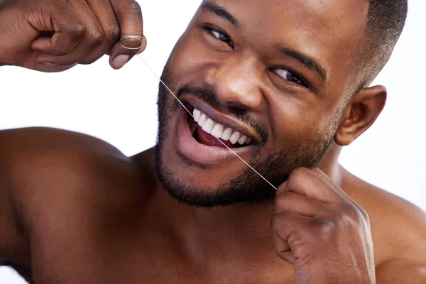 Diş Sağlığımla Gurur Duyuyorum Beyaz Arka Planda Diş Ipi Kullanan — Stok fotoğraf