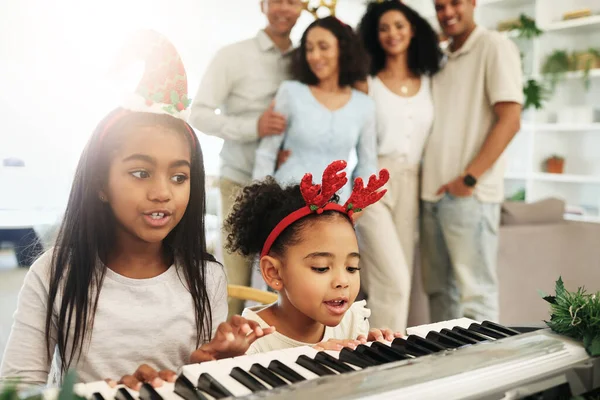 Crianças Cantando Canções Piano Natal Feriado Férias Animado Uma Casa — Fotografia de Stock
