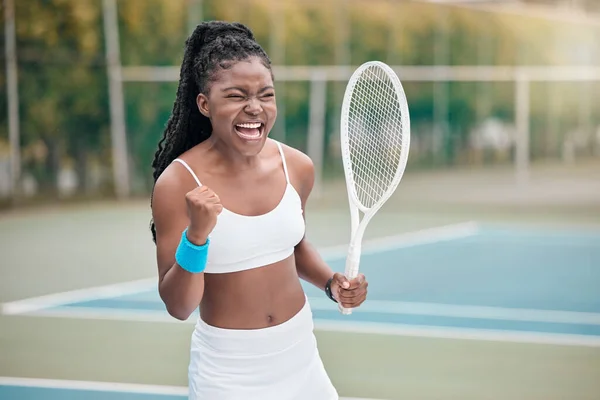 Африканська Американка Радіє Після Тенісного Матчу Молода Жінка Святкує Свій — стокове фото