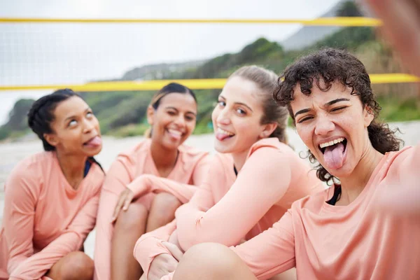 Equipo Voleibol Femenino Selfie Playa Cara Divertida Retrato Por Sonrisa —  Fotos de Stock