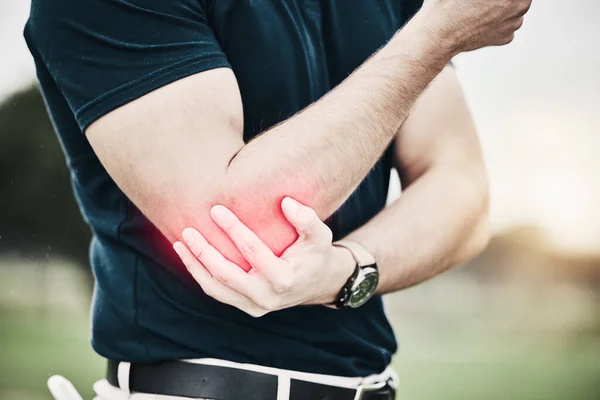 Spor Dirsek Ağrısı Golf Sahasında Kollarını Tutan Bir Adam Masaj — Stok fotoğraf