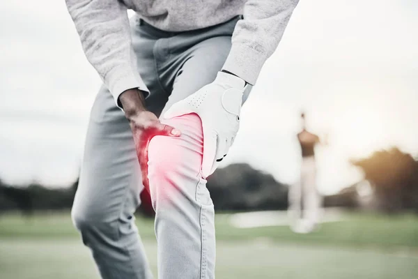 スポーツ 怪我やゴルフコース ゲームで膝の痛みを持つ黒人男性 健康と健康のマッサージと救済 サポートで脚の上に手にズームし 草の上にゴルフワークアウトで痛みを持つゴルファー — ストック写真