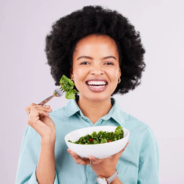 Salada Comida Saudável Retrato Uma Mulher Negra Estúdio Comendo Legumes — Fotografia de Stock