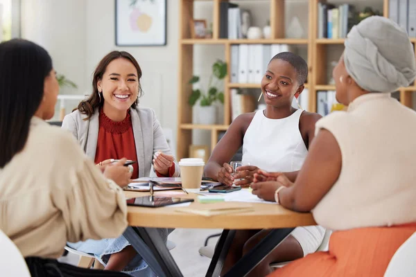 Разнообразная Группа Улыбающихся Деловых Женщин Устроивших Мозговой Штурм Офисе Счастливая — стоковое фото