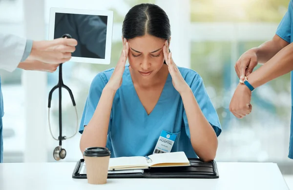 Posso Imaginar Este Dia Fora Uma Jovem Médica Olhando Estressada — Fotografia de Stock