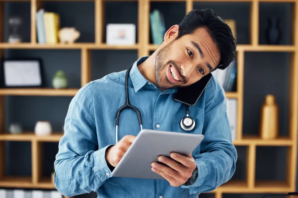 Tıbbi Iletişim Danışmanlık Için Teknolojiyi Kullanan Doktordan Telefon Tablet Tele — Stok fotoğraf