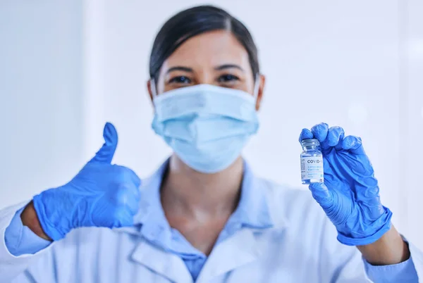 Popieram Szczepionkę Nierozpoznawalna Kobieta Naukowiec Trzymająca Butelkę Covid Szczepionki — Zdjęcie stockowe