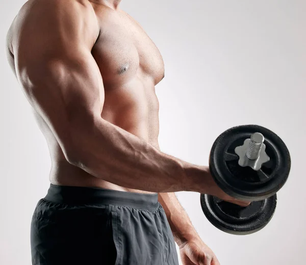 Robię Żeby Mieć Duże Mięśnie Studyjne Ujęcie Nierozpoznawalnego Mężczyzny Ćwiczącego — Zdjęcie stockowe