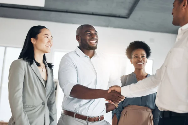 B2B 黑人或经理在会议或创业项目中握手或做生意 团队合作 办公室握手或快乐的员工谈论或谈论成功或雇佣协议 — 图库照片