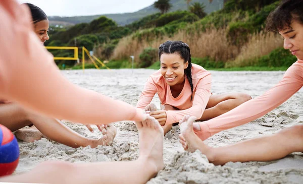 ビーチでのスポーツ バレーボール 女性は ゲームをプレイするために暖かいストレッチ チームワーク フィットネス 幸せな女性選手が砂の上でパフォーマンス トレーニング 運動のためにストレッチ — ストック写真