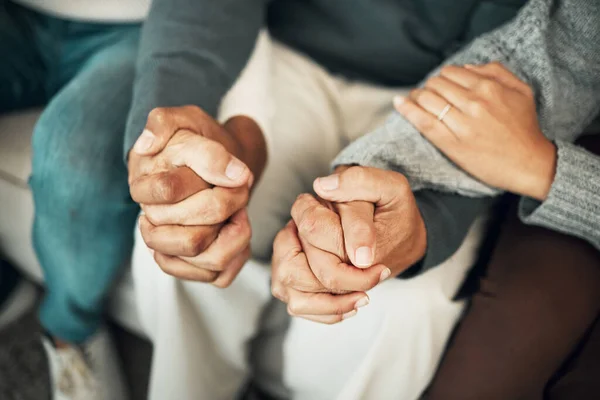 Apoio Amor Família Mãos Dadas Sofá Para Abraço Reconfortante Oração — Fotografia de Stock