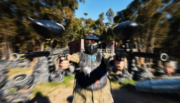 急速な火災 激しい戦闘や森の中での戦争のための男 ペイントボールとデュアル野砲を攻撃するために押す 極端なアドレナリンスポーツ競技で高速射撃のための銃を保持しているアクティブ陸軍兵士 — ストック写真