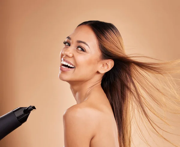 Портрет Жінки Краси Догляду Волоссям Феном Зростанням Або Сяйвом Сильної — стокове фото