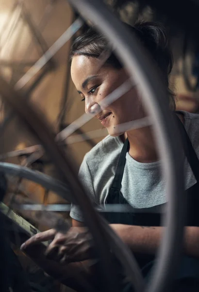 花更多的时间从来没有这么开心过 一个快乐的年轻女人用数字平板电脑在自行车修理店修自行车 — 图库照片