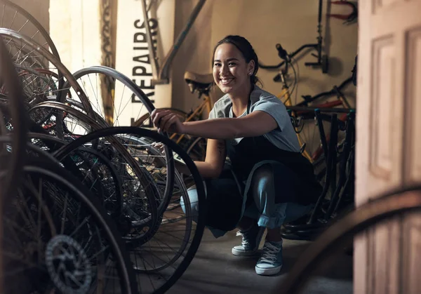 还记得你说过我属于厨房吗 一个年轻快乐的年轻女子在自行车修理店修车的画像 — 图库照片