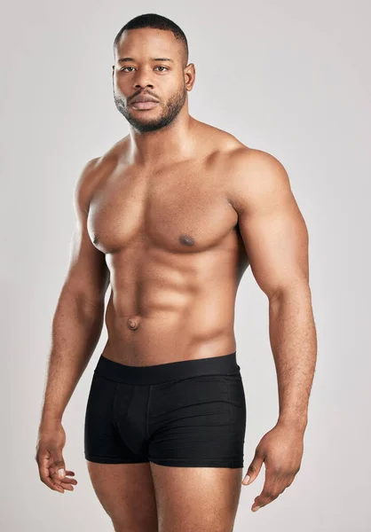 食事や運動はしません 私は食べ 訓練する スタジオショットの若い筋肉男のポーズの灰色の背景 — ストック写真