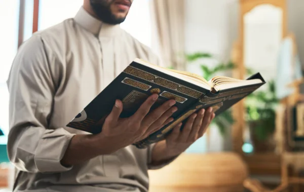 Yazara Aşık Olmak Tanımlanamayan Müslüman Bir Adam Evdeki Salonda Dua — Stok fotoğraf