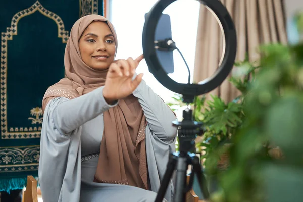 你们不仅仅是博客作者 你们是企业家 一个年轻的穆斯林女性忙着为她的博客录音 — 图库照片