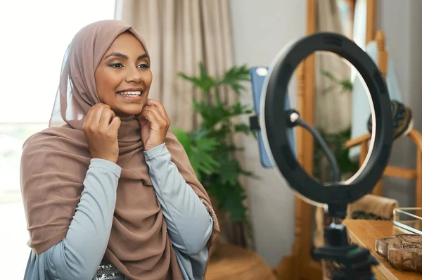Tohle Můj Boční Tah Mladá Muslimka Zaneprázdněn Nahrávání Pro Její — Stock fotografie