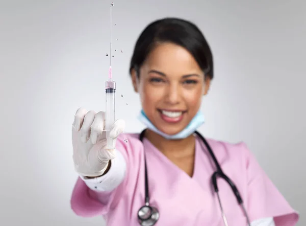 予防接種を受けましょう 魅力的な若い女性の医療のトリミングされた肖像画作業灰色の背景にスタジオで注射器を保持 — ストック写真