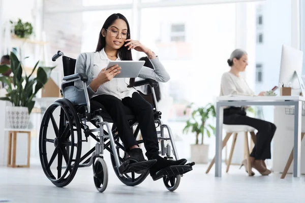 Kształtuje Własną Ścieżkę Pełne Ujęcie Atrakcyjnej Młodej Bizneswoman Wózku Inwalidzkim — Zdjęcie stockowe