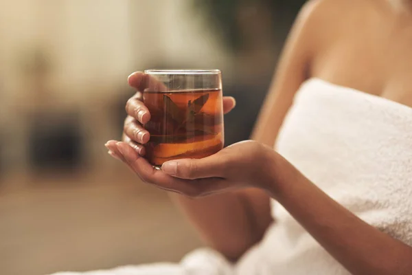 お茶と冷ましなさい 温泉でくつろぎながらお茶を飲む女 — ストック写真