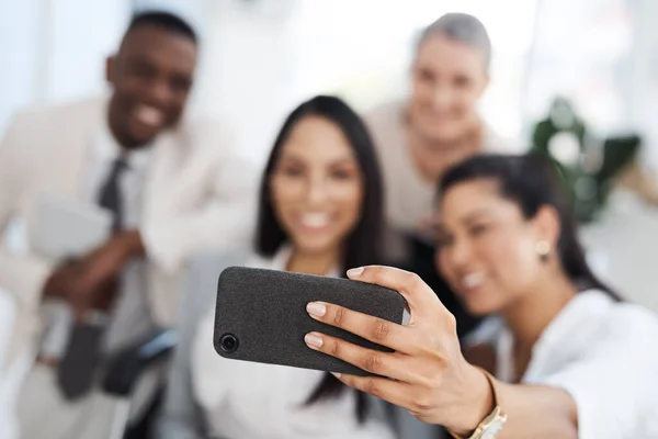 Enemmän Kuin Kollegoita Ryhmä Erilaisia Liikemiehiä Jotka Ottavat Selfieitä Toimistossaan — kuvapankkivalokuva