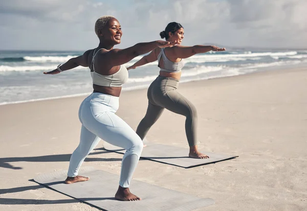 Bästis Yoga Session Alltid Roligt Två Unga Kvinnor Som Utövar — Stockfoto