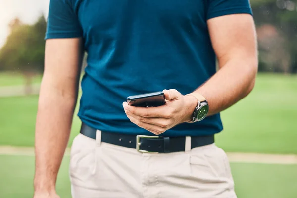 手和电话在高尔夫球场上的交流 用于体育 社交媒体或户外社交网络 手握运动型男性智能手机用于移动应用 高尔夫研究或浏览 — 图库照片