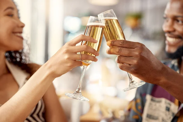 Tous Sourient Quand Ils Sont Ensemble Jeune Couple Grillé Champagne — Photo