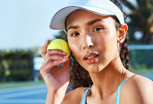 Теніс Моя Пристрасть Приваблива Молода Жінка Стоїть Тримає Тенісний Споглядаючи — стокове фото