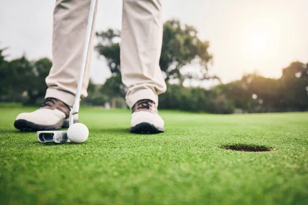 Golf Hål Och Spelare Hit Boll Och Professionell Idrottare Utbildning — Stockfoto