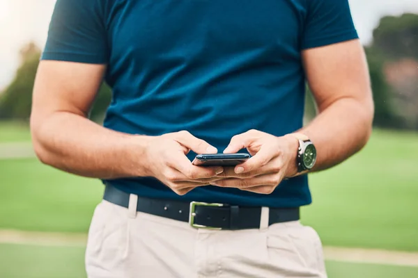 在高尔夫球场上进行体育 社交媒体或室外网络交流的人 手和电话发短信 男性运动员在智能手机或移动应用上聊天 以进行高尔夫研究或浏览 — 图库照片